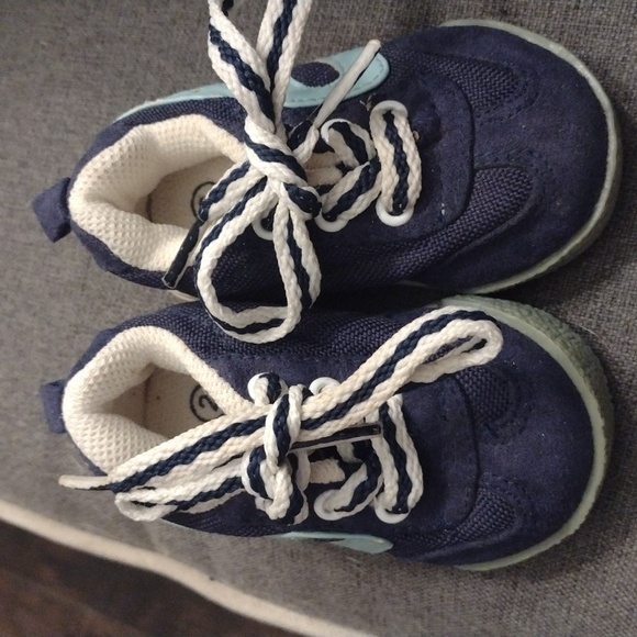 The Childrens Place baby sneakers size 2 - Picture 2 of 8